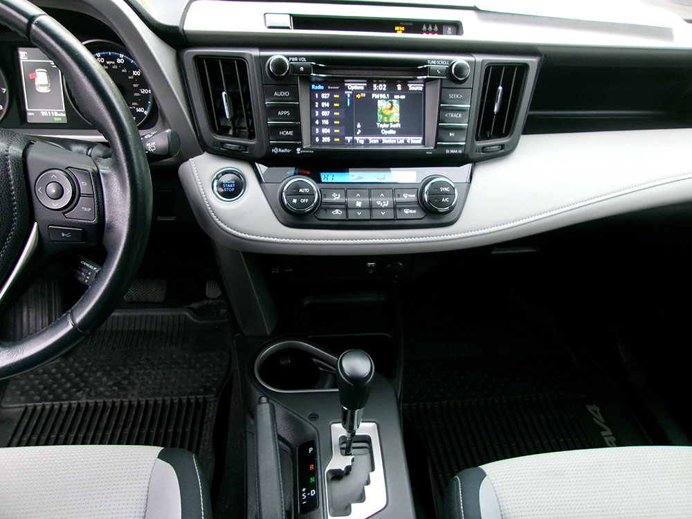 
								TOYOTA RAV4 XLE full									