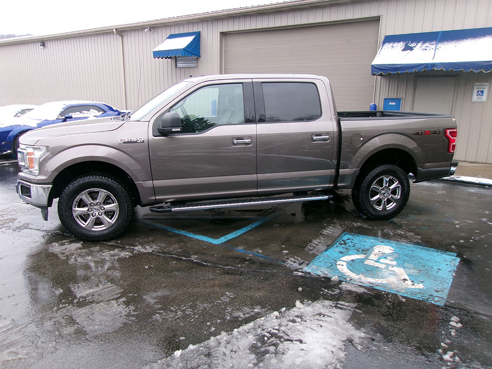 
								FORD F-150 XLT CREW CAB full									