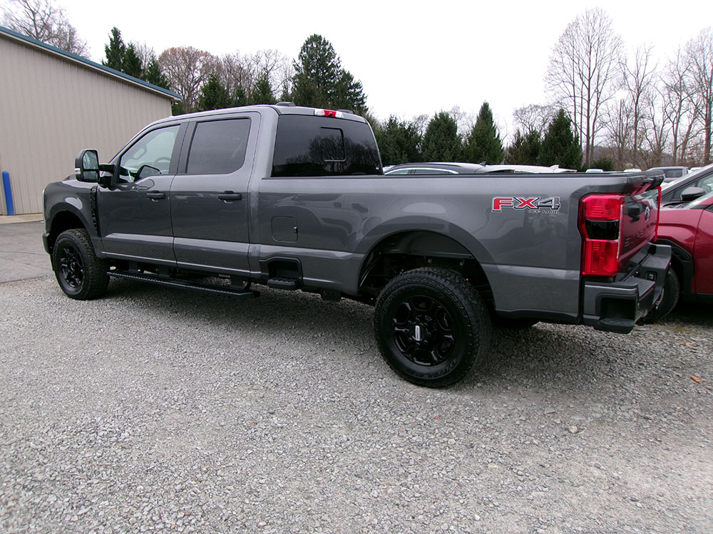 
								FORD F-350 SD XL FX4 CREW CAB 8′ BED full									