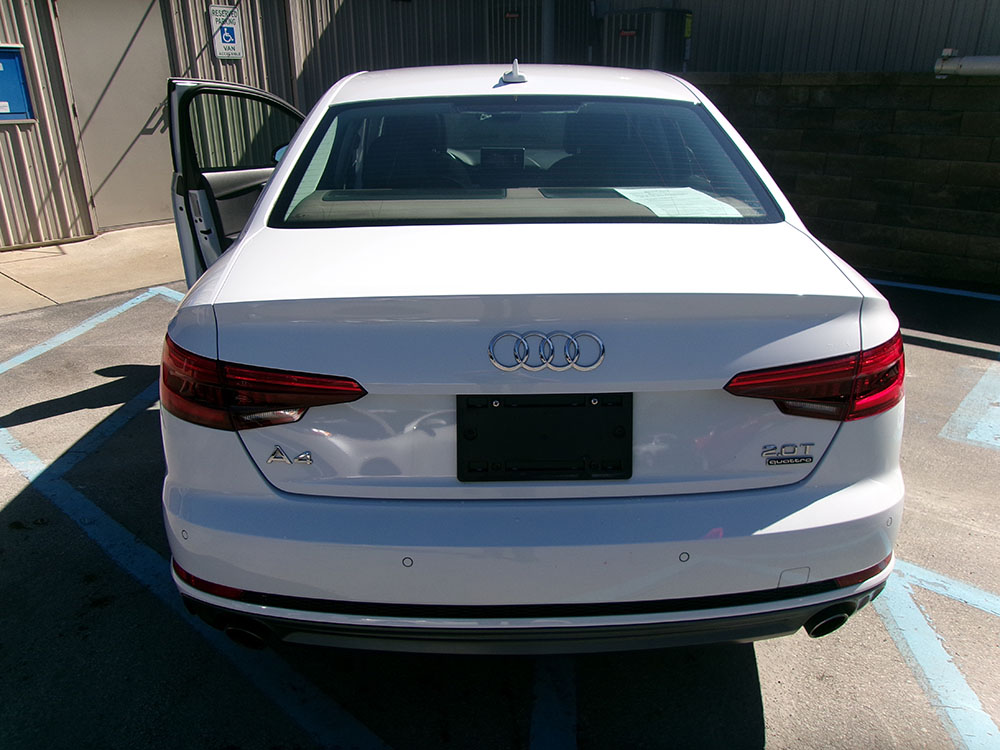 
								AUDI A4 PREMIUM PLUS full									