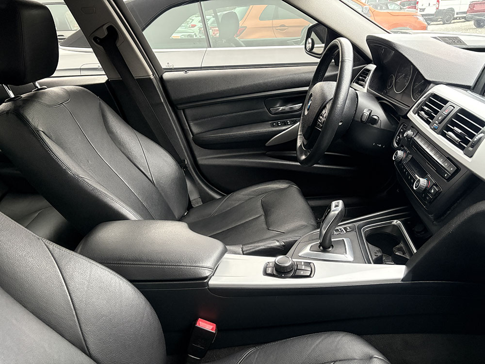 
								BMW 3 SERIES 328i full									