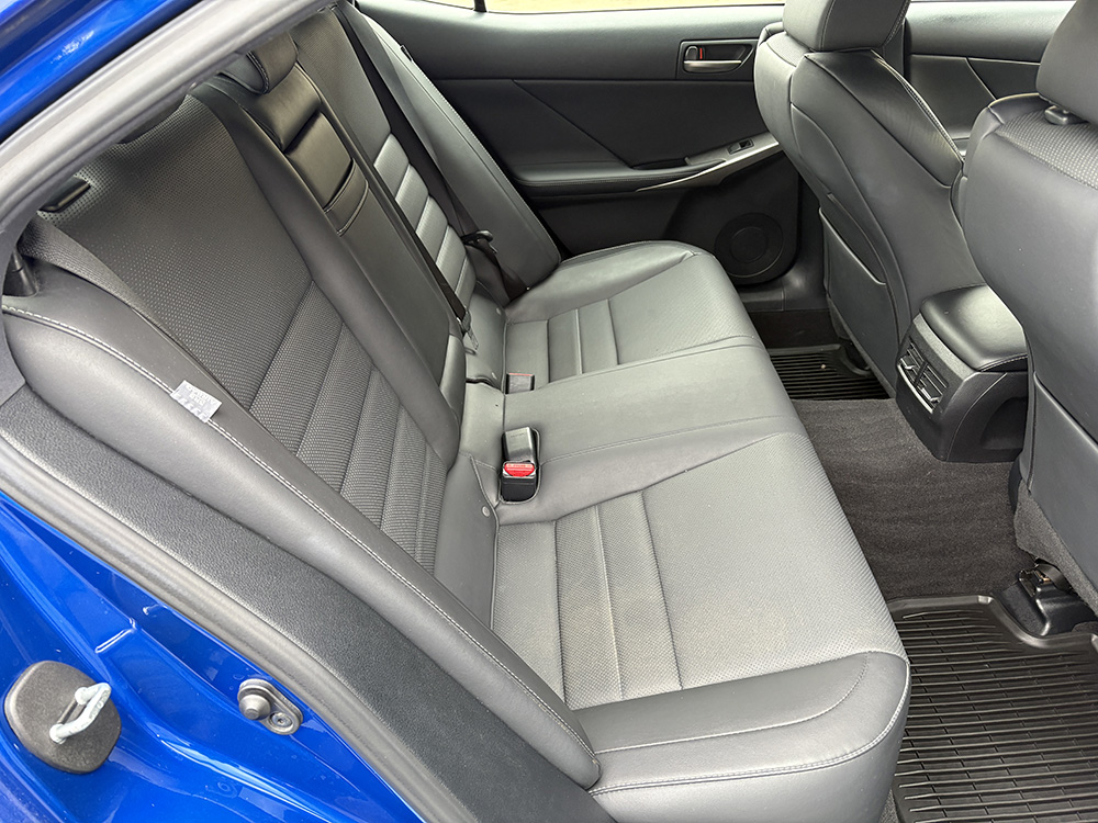 
								LEXUS IS300 F-SPORT full									