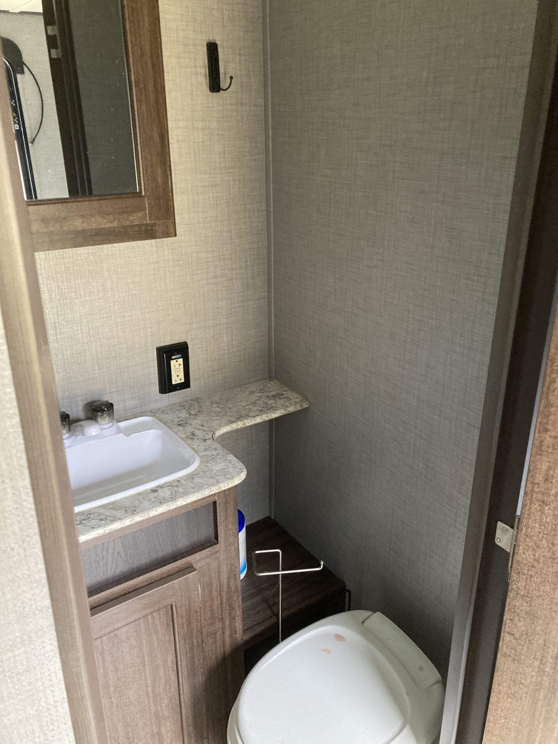 
								CROSSROADS ZINGER Z LITE 18RD full									