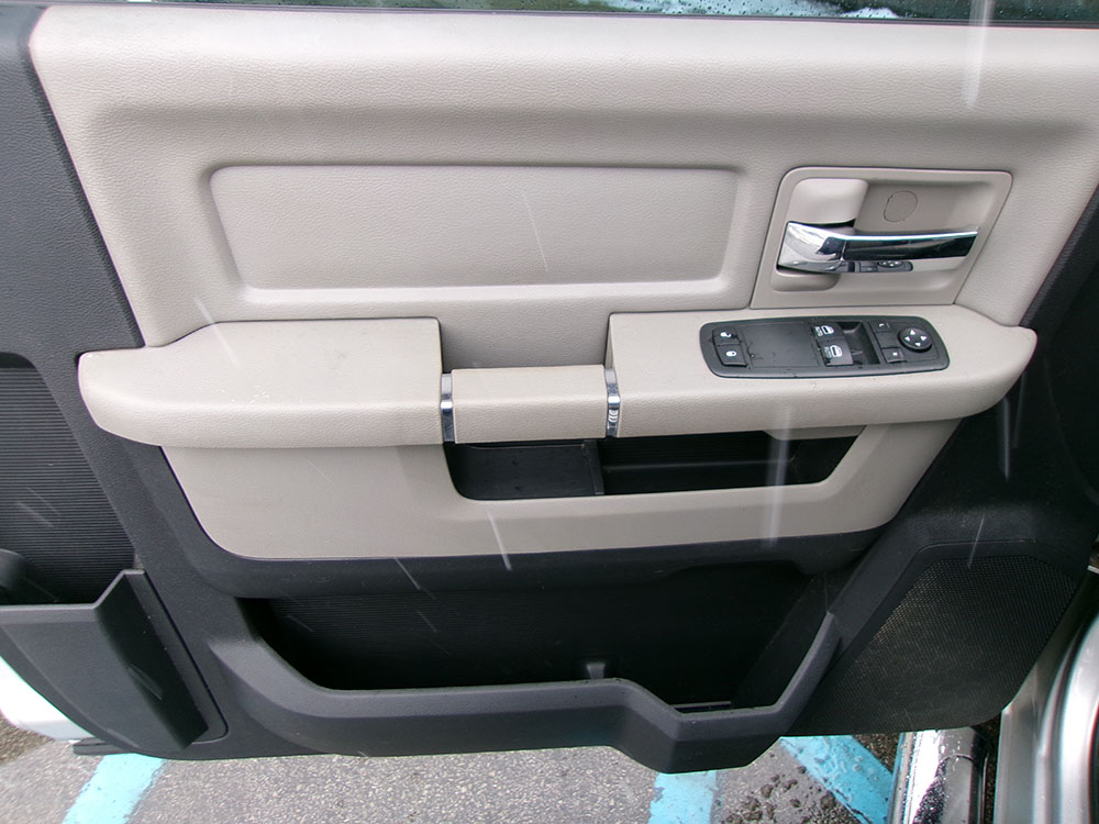 
								RAM 1500 SLT REG CAB full									