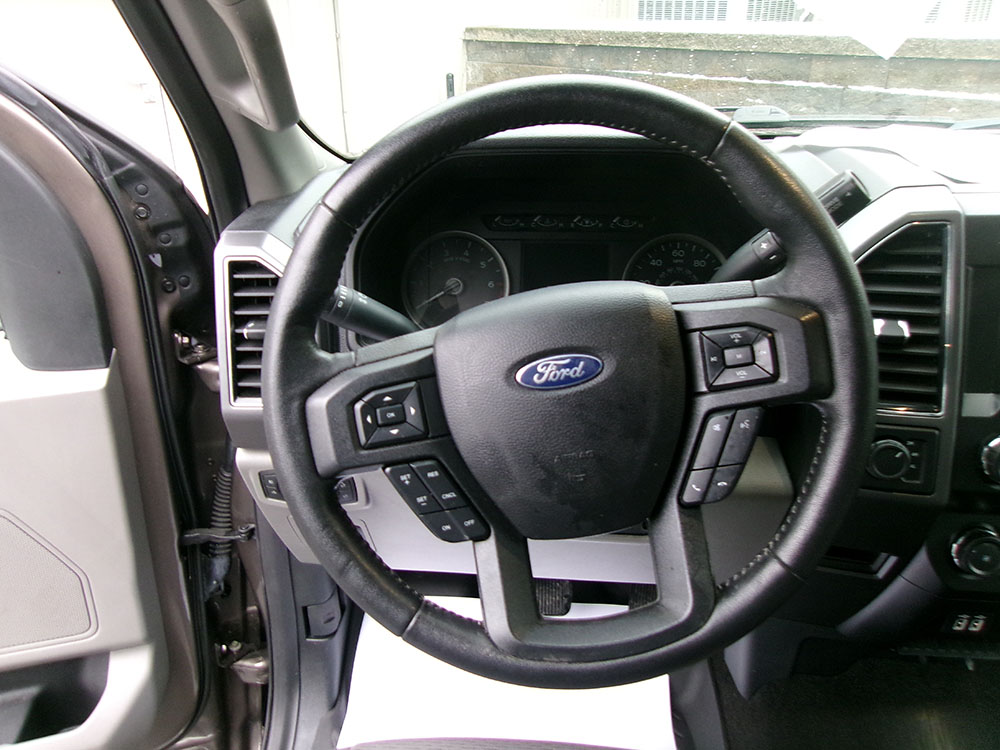 
								FORD F-150 XLT CREW CAB full									