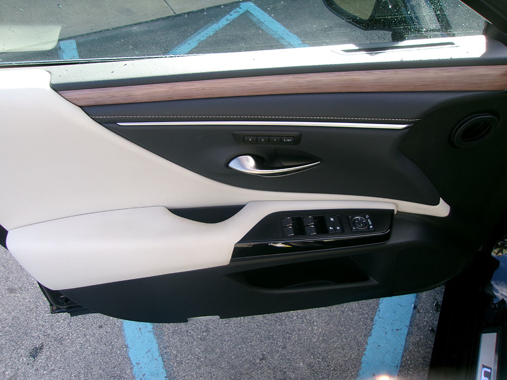 
								LEXUS ES300h PREMIUM full									