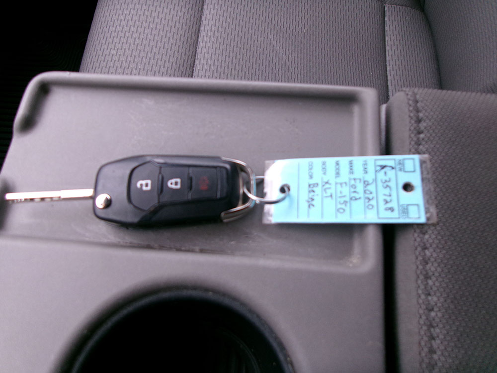 
								FORD F-150 XLT CREW CAB full									