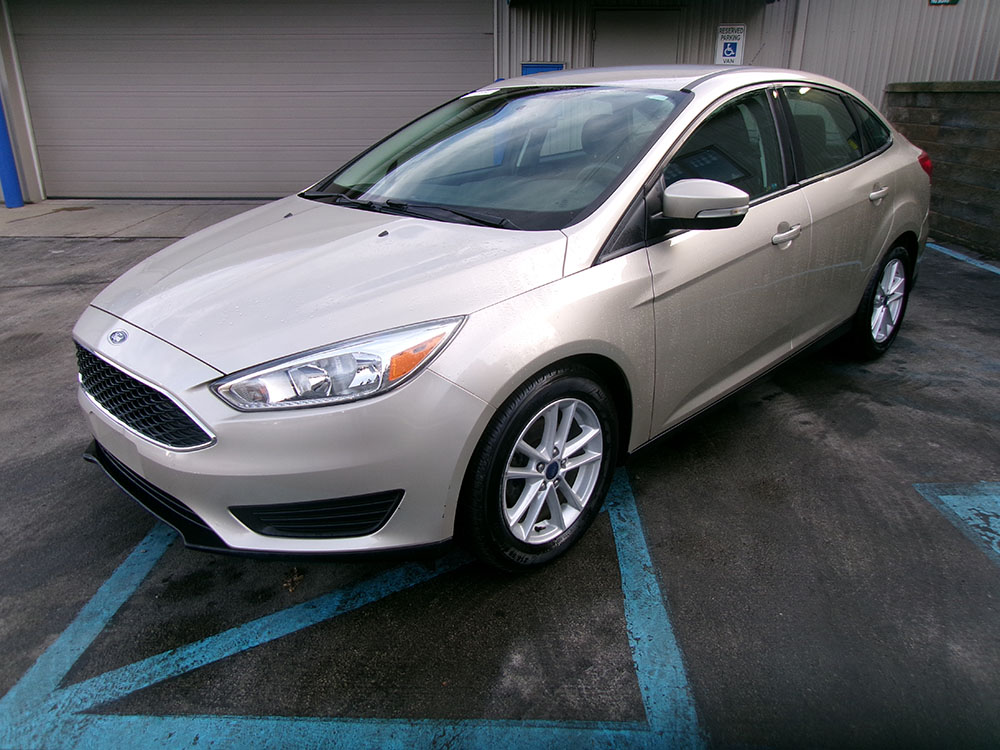 
								FORD FOCUS SE full									