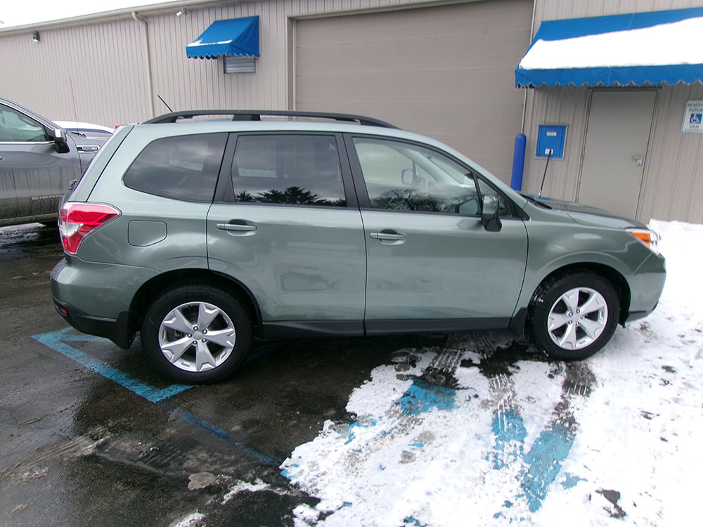
								SUBARU FORESTER PREMIUM full									