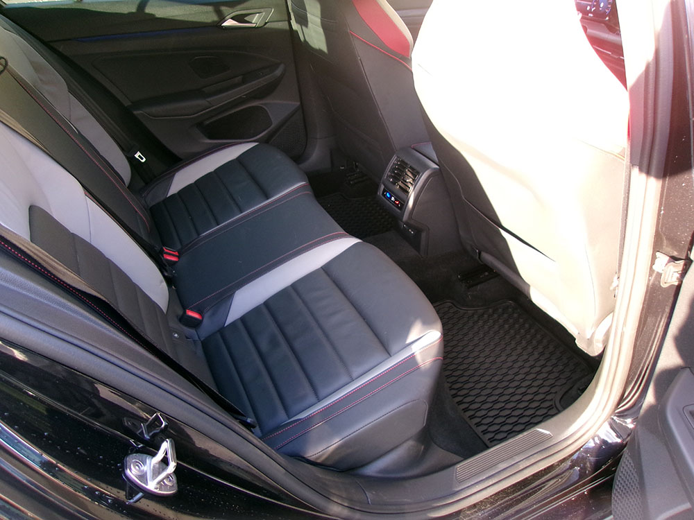 
								VOLKSWAGEN GOLF GTI AUTOBAHN full									