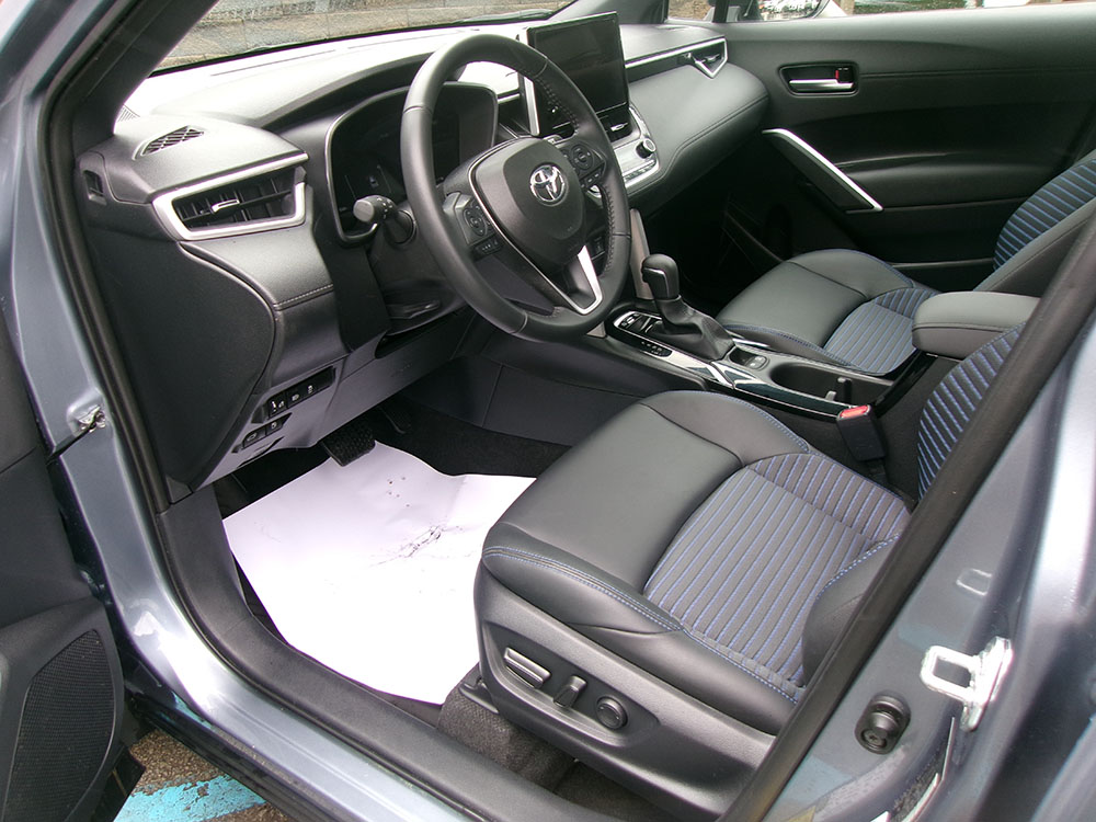 
								TOYOTA COROLLA CROSS HYBRID XSE full									