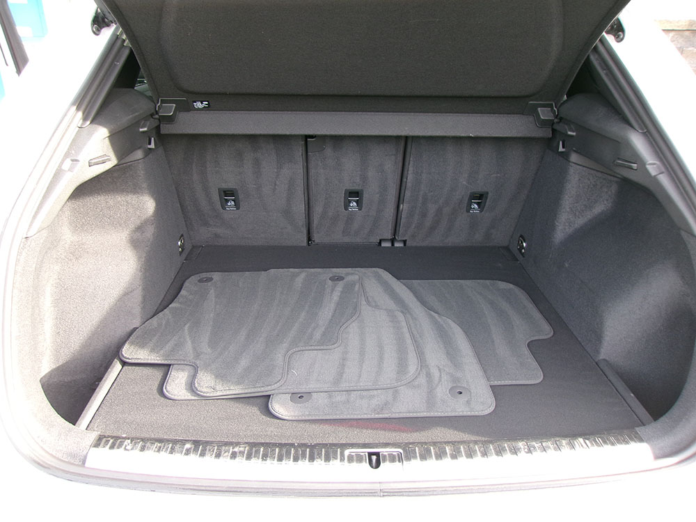 
								AUDI Q3 PREMIUM PLUS S-LINE full									