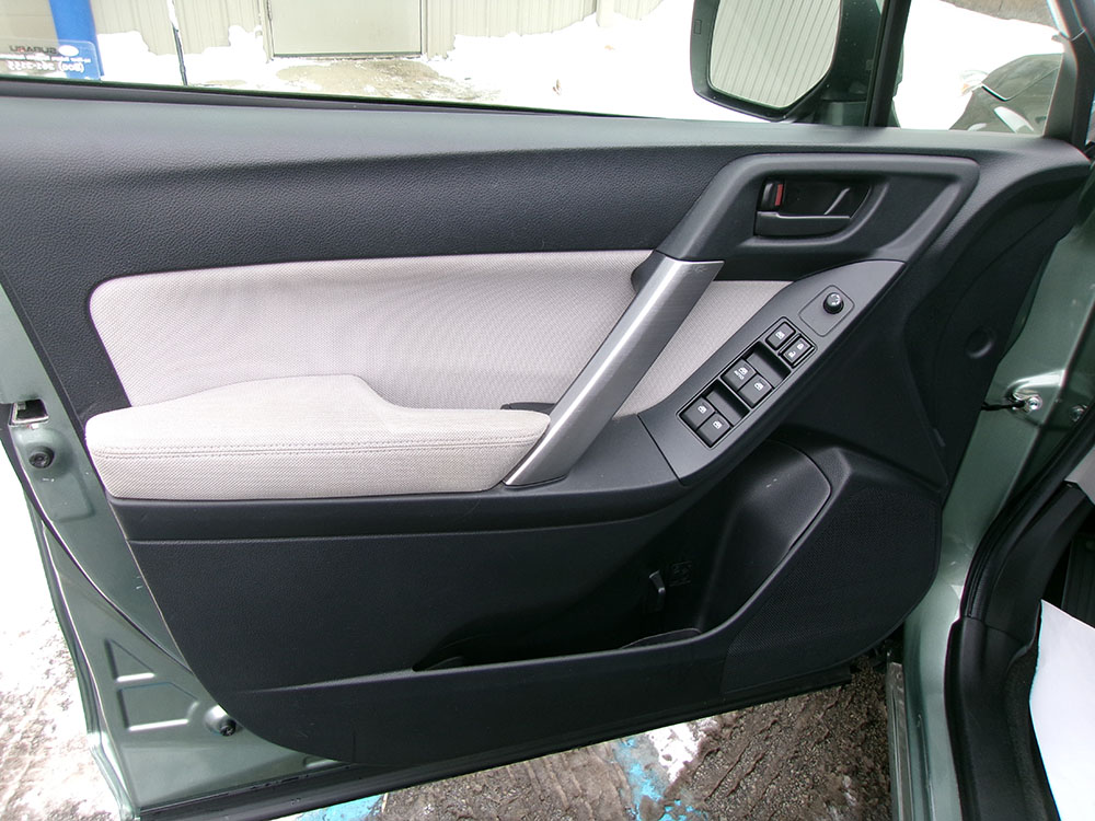 
								SUBARU FORESTER PREMIUM full									