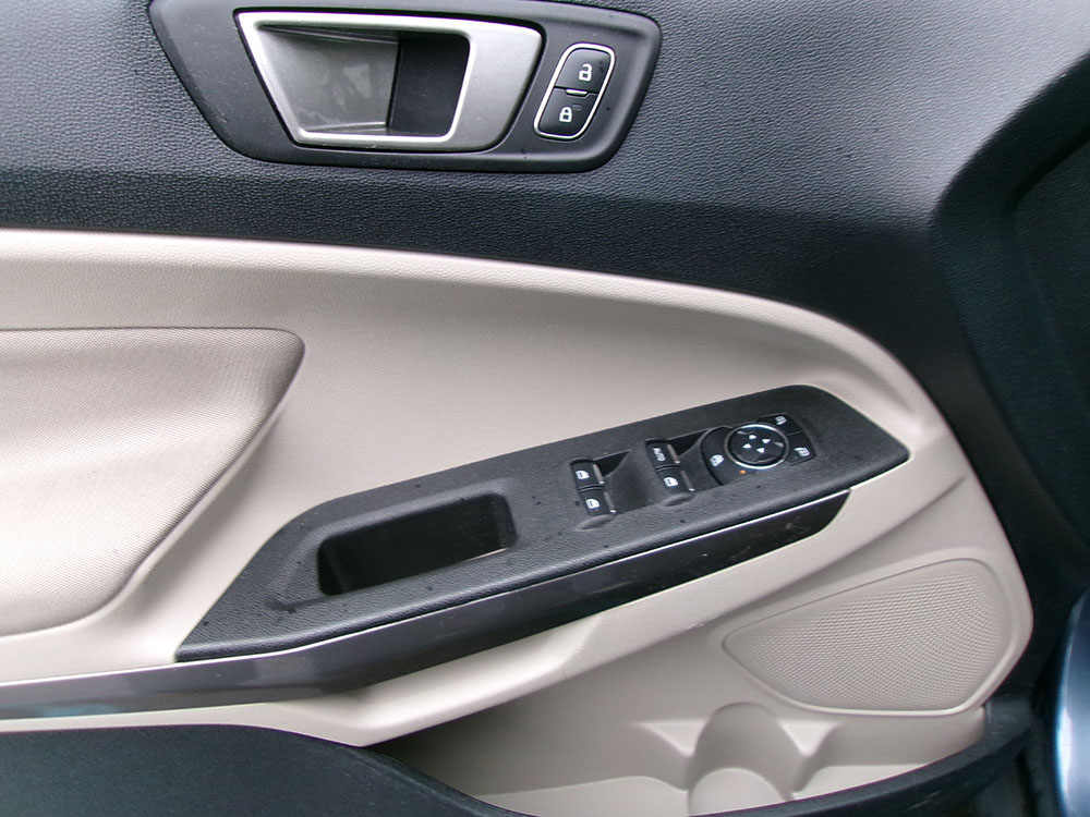 
								FORD ECOSPORT SE full									