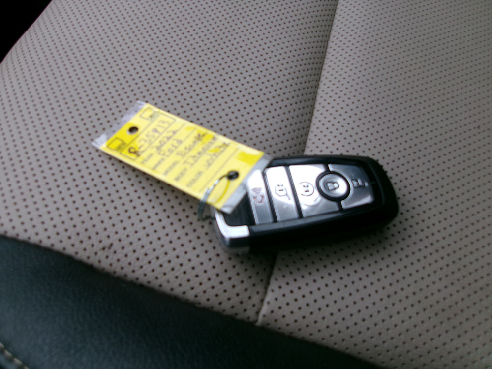 
								FORD ESCAPE TITANIUM full									