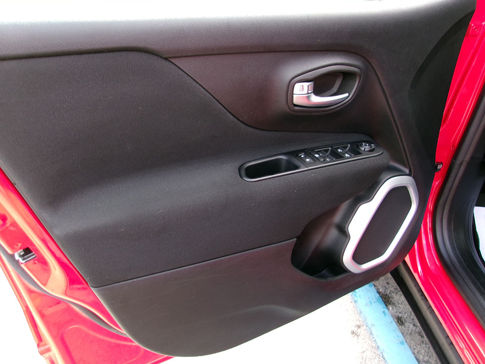 
								JEEP RENEGADE SPORT full									