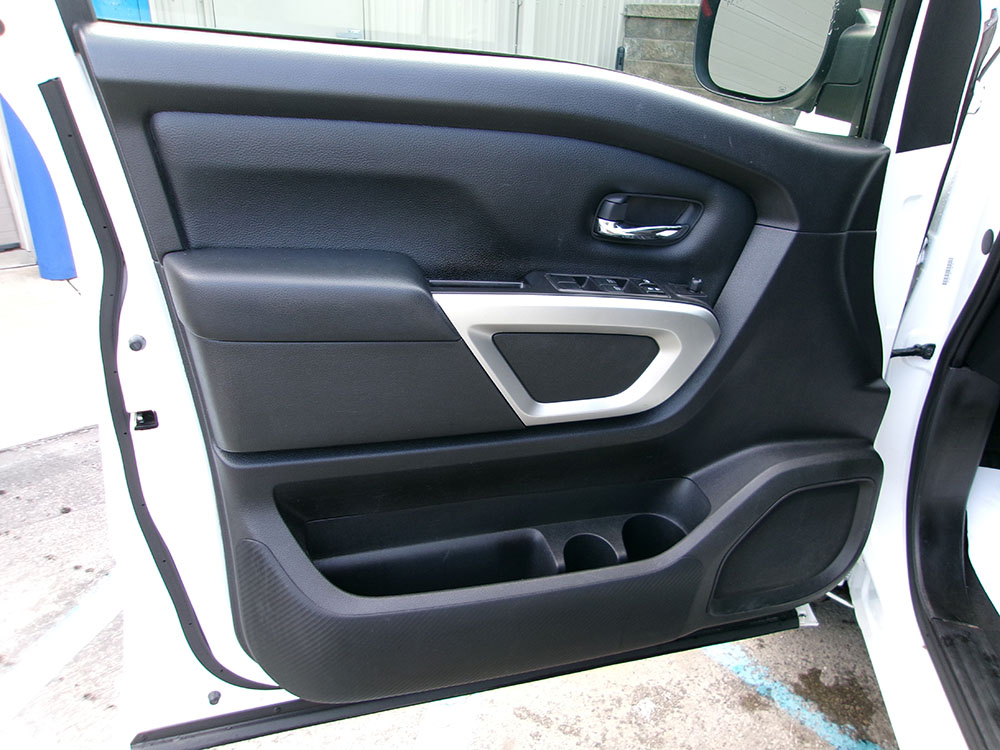 
								NISSAN TITAN SV CREW CAB full									