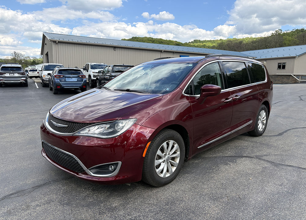 2017 Chrysler Pacifica Touring-L's photo