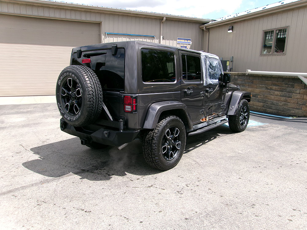 
								2017 Jeep Wrangler Unlimited Sahara full									