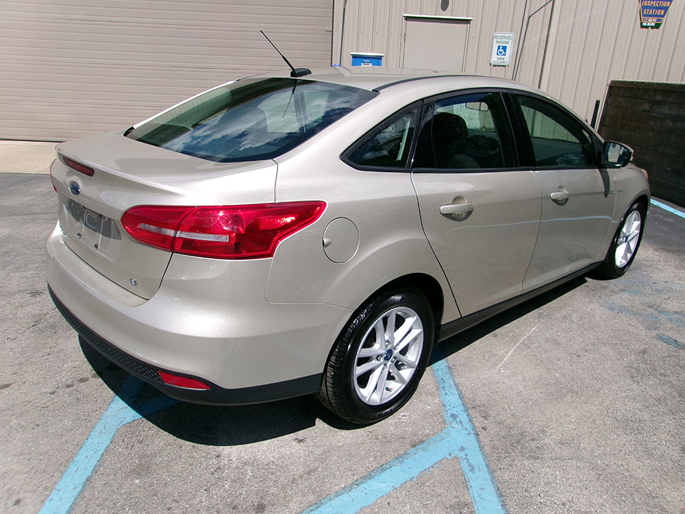 
								2017 Ford Focus SE full									