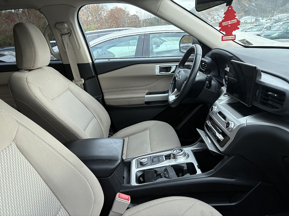 
								2022 Ford Explorer XLT full									