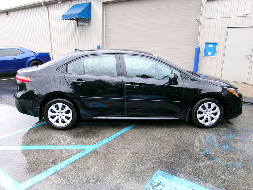 
								2024 Toyota Corolla LE full									
