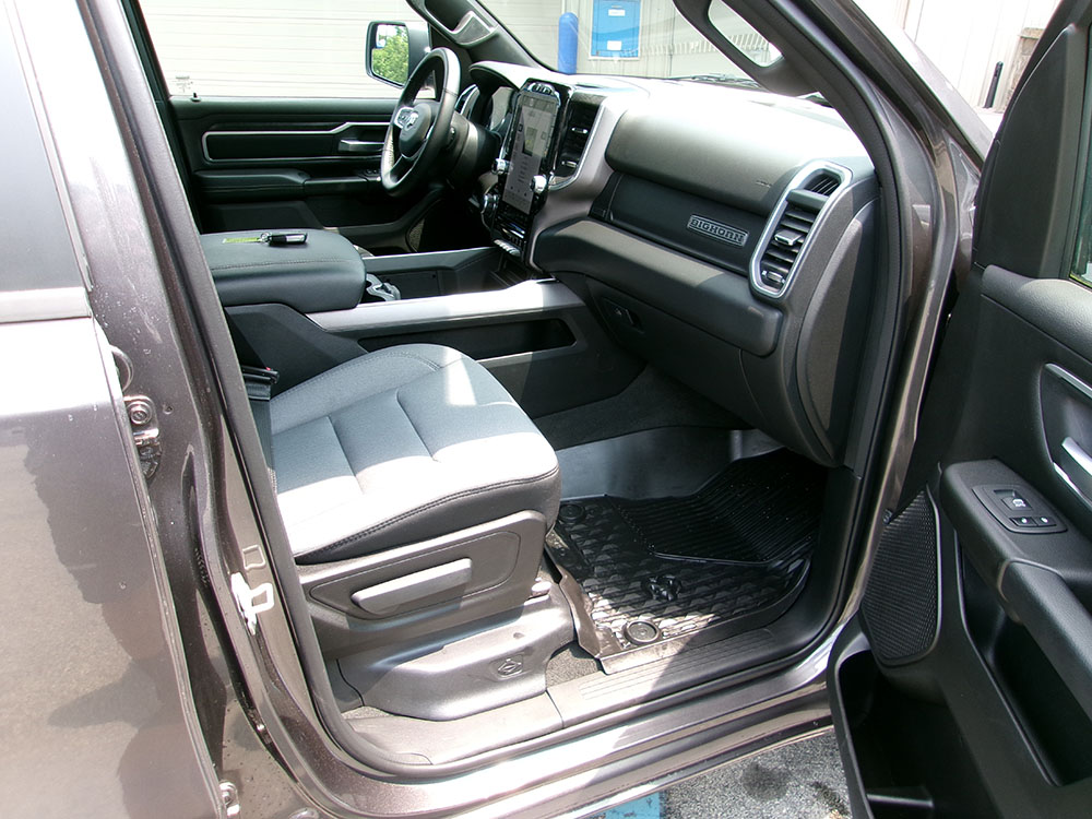 
								2023 RAM 1500 Big Horn Crew Cab full									