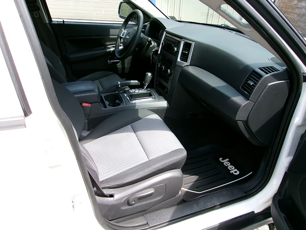 
								JEEP GRAND CHEROKEE LAREDO full									