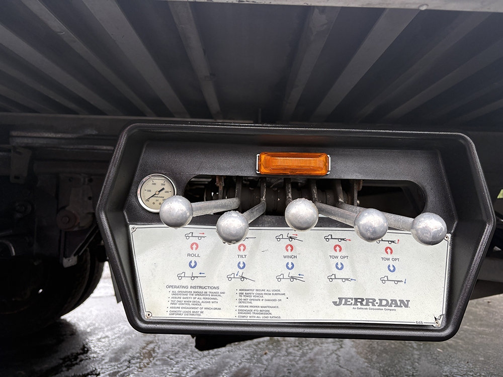 
								FREIGHTLINER M2-106 ROLLBACK full									