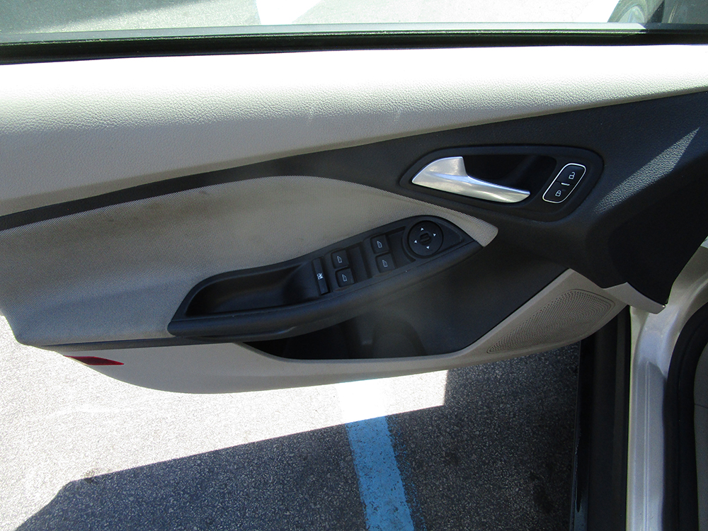 
								2017 Ford Focus SE full									