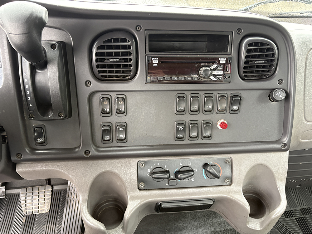 
								FREIGHTLINER M2-106 ROLLBACK full									