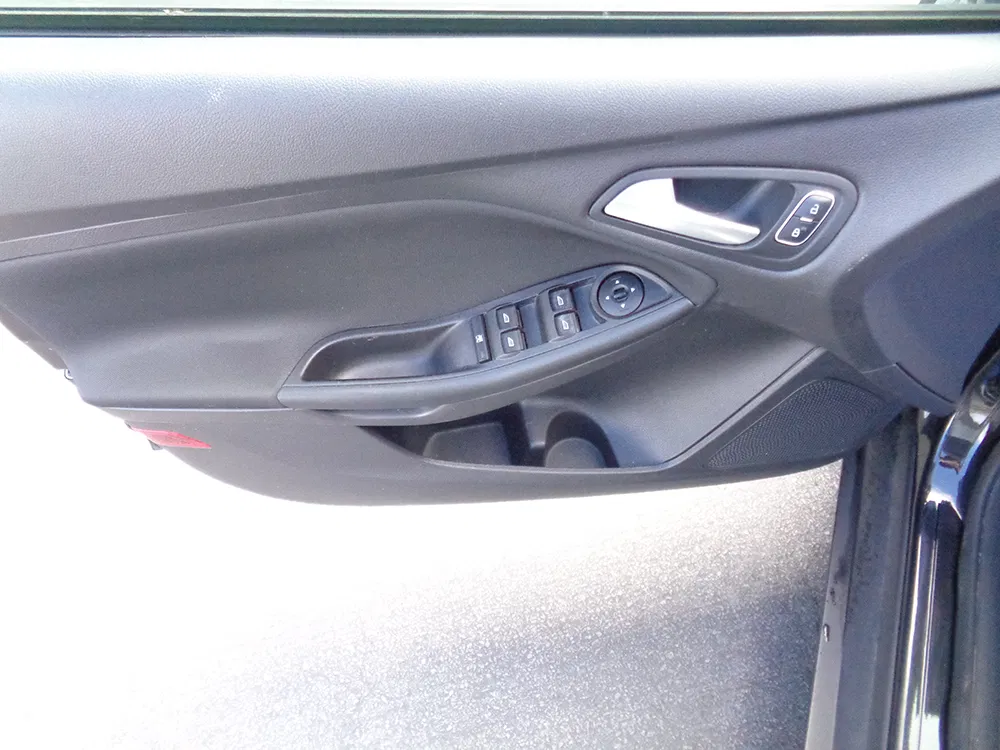 
								2015 Ford Focus SE full									