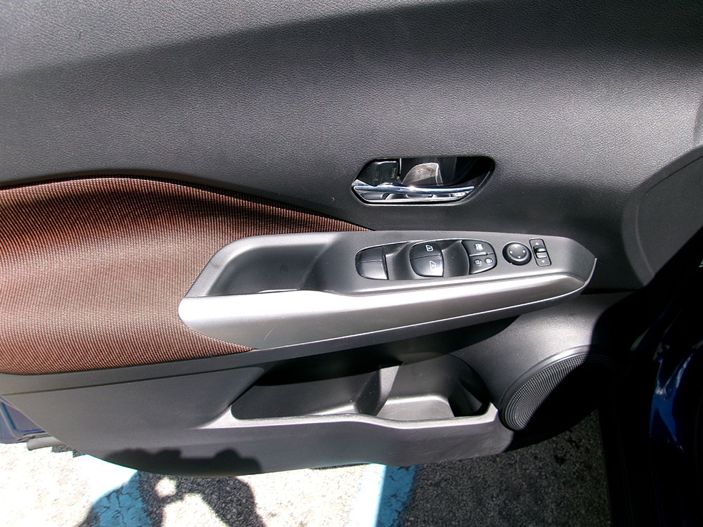 
								2020 Nissan Kicks SR full									