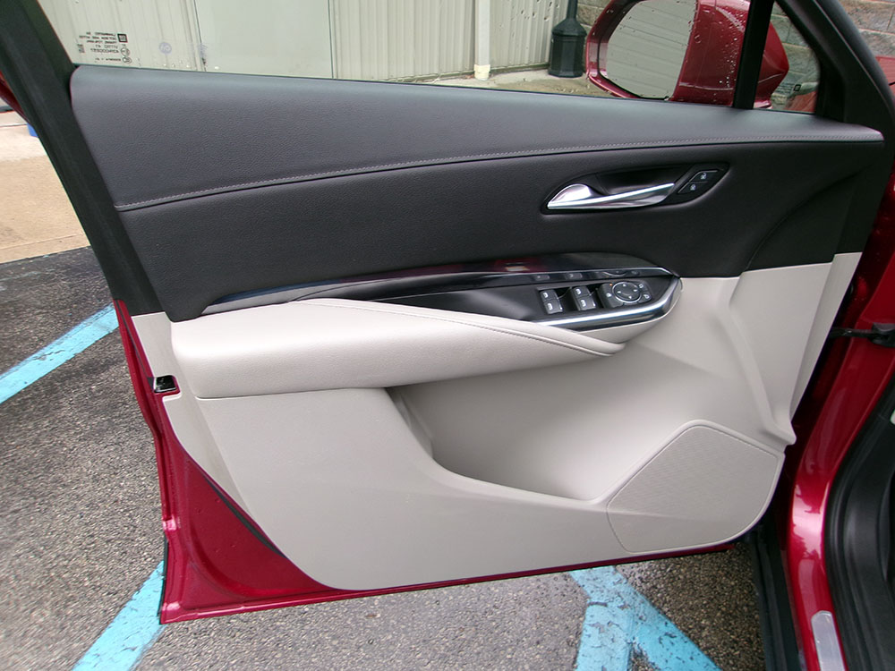 
								CADILLAC XT4 LUXURY full									