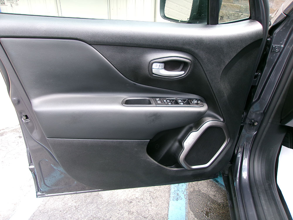 
								JEEP RENEGADE LATITUDE full									