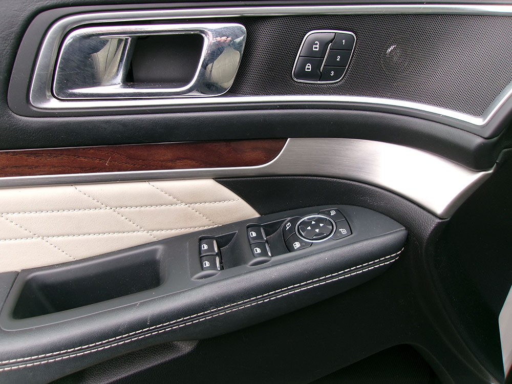 
								2017 Ford Explorer Platinum full									