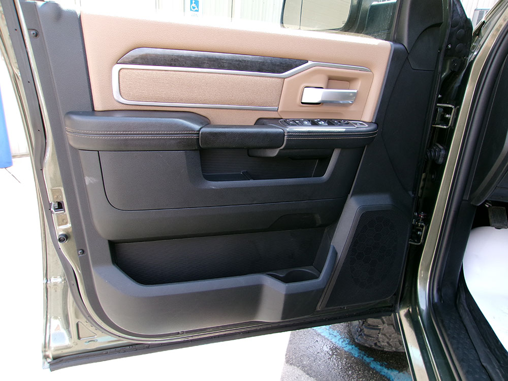 
								RAM 2500 BIGHORN CREW CAB full									