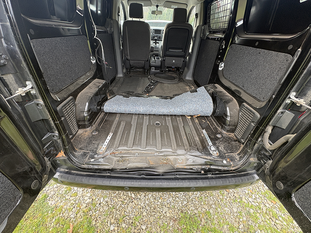 
								2020 Nissan NV200 SV Cargo full									