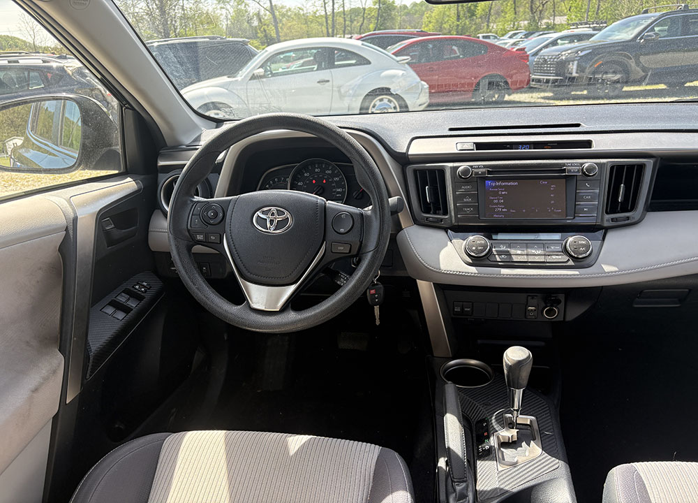 
								TOYOTA RAV4 XLE full									