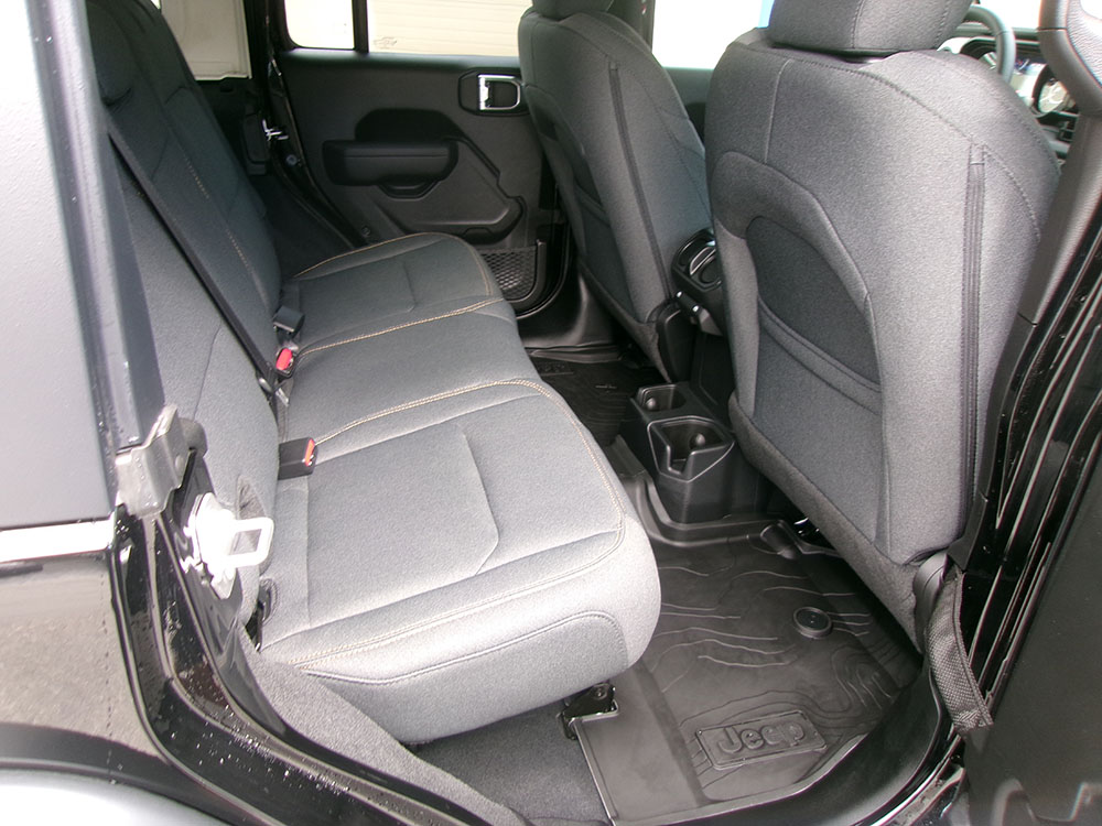 
								JEEP WRANGLER UNLIMITED SPORT S full									