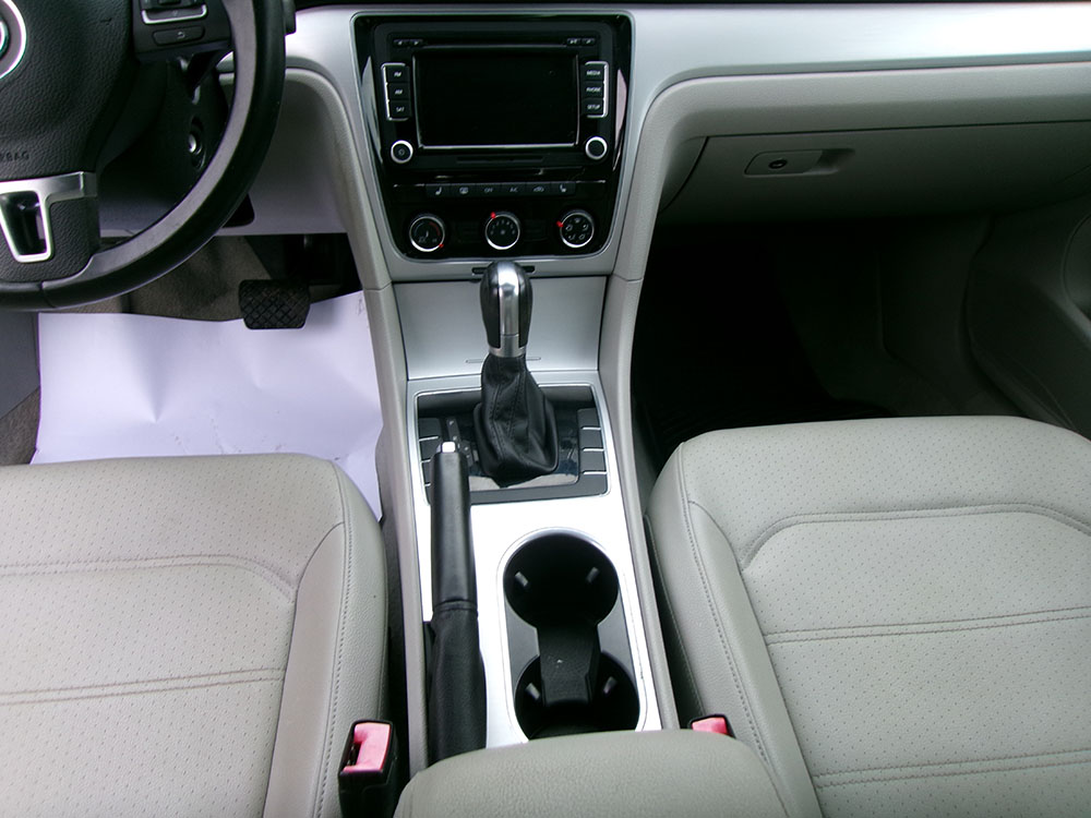 
								2013 Volkswagen Passat SE full									
