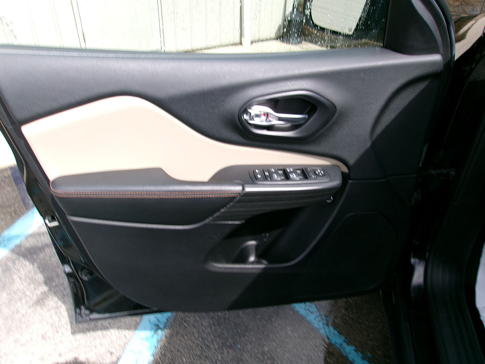 
								JEEP CHEROKEE LIMITED full									
