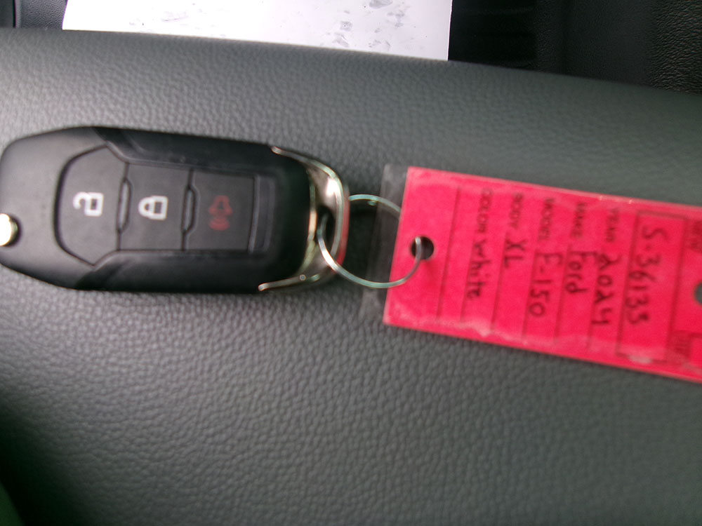 
								FORD F-150 XL REG CAB 8′ BED full									