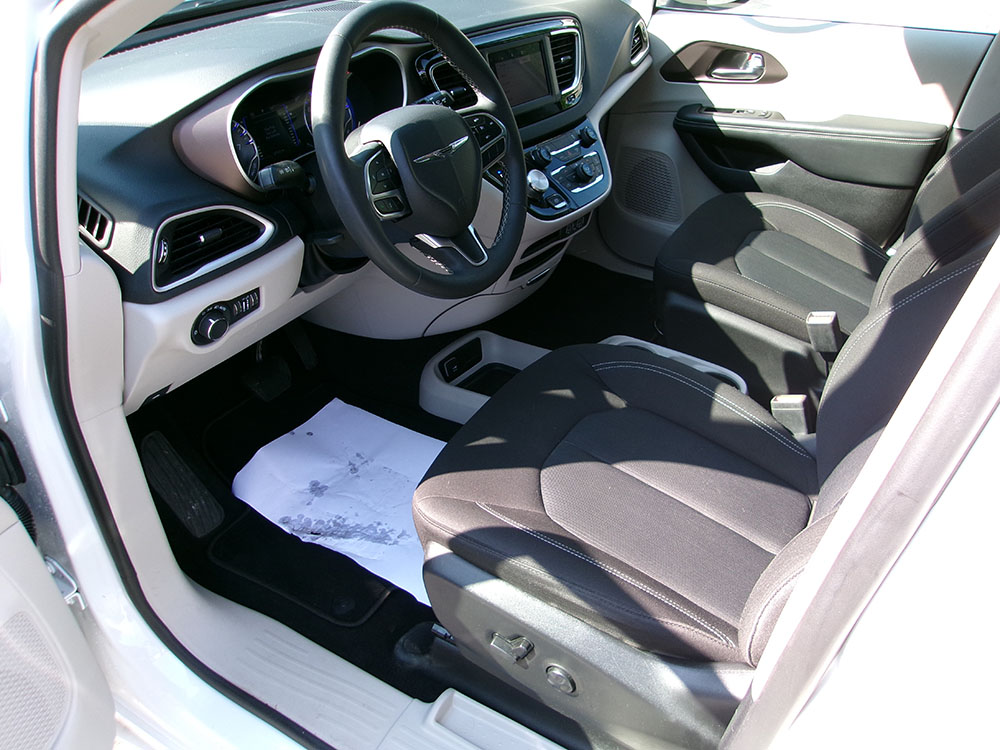 
								CHRYSLER VOYAGER LX full									
