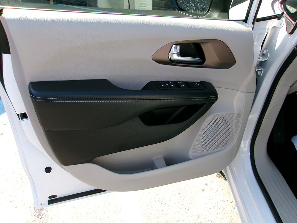 
								CHRYSLER VOYAGER LX full									