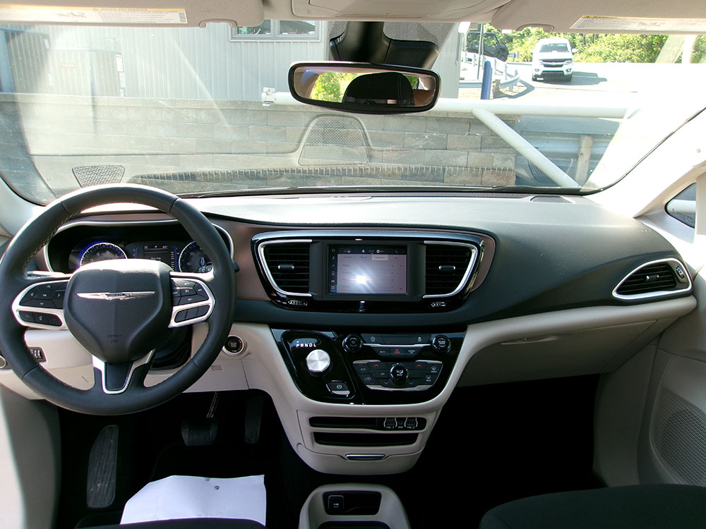 
								CHRYSLER VOYAGER LX full									