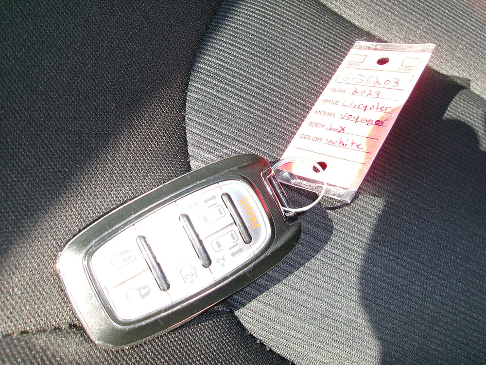 
								CHRYSLER VOYAGER LX full									
