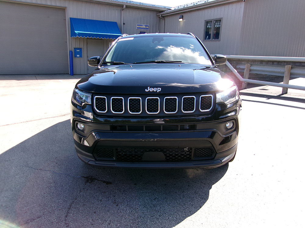 
								2023 Jeep Compass Latitude Lux full									