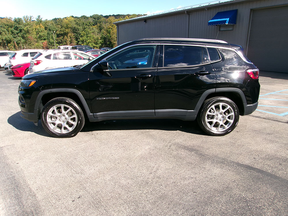 
								2023 Jeep Compass Latitude Lux full									
