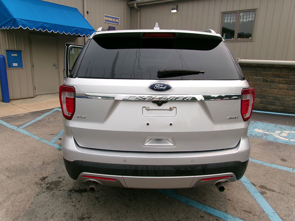 
								2017 Ford Explorer XLT full									